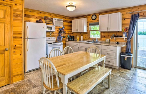 Madison Lake Cabina | Quaint Lake Jefferson Cabin w/ Deck & Gas Grill!