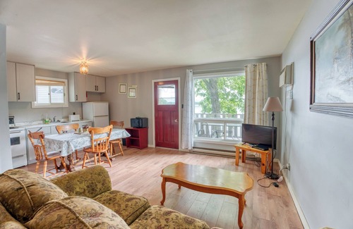 Frontenac Cabina | Quaint Lakeside Getaway: 2-Bedroom Cottage, Steps from the Water!