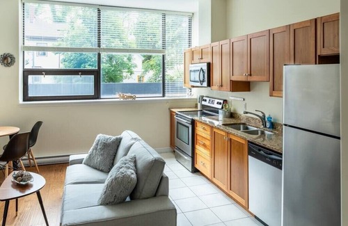 North End Apartamento | Quaint Loft with AC, Abundance of Sunlight