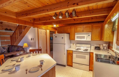 Foscoe Cabina | 2BR / 2BA Quaint Log Cabin en una ubicación increíble entre Boone y Banner Elk, cerca de pistas de esquí, chimenea de gas, cama King, mesa de futbolín, consola de juegos