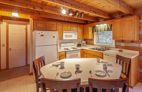 Foscoe Cabina | 2BR / 2BA Quaint Log Cabin en una ubicación increíble entre Boone y Banner Elk, cerca de pistas de esquí, chimenea de gas, cama King, mesa de futbolín, consola de juegos