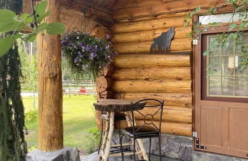 Coram Cabina | Quaint Log Cabin with River View. 7 miles to the entrance of West Glacier