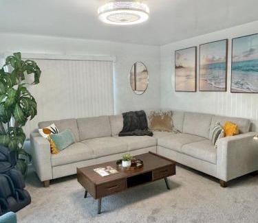 Ventura Casa | Quaint Mid-Century Cottage by the Coast
