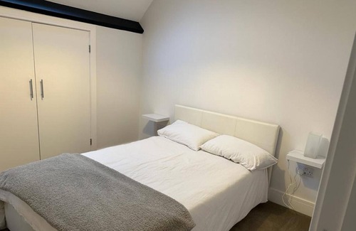 Wooburn Moor Cabaña | Quaint One-Bedroom Cottage in Serene Hedsor