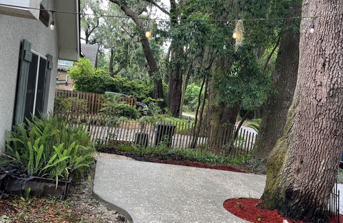 Odum Casa | Quaint, quiet tabby cottage under the live oaks Mid Island St. Simons Near Food