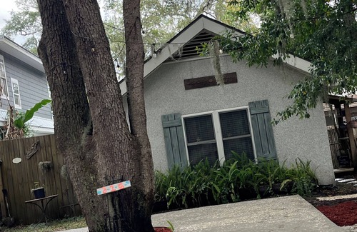 Odum Casa | Quaint, quiet tabby cottage under the live oaks Mid Island St. Simons Near Food