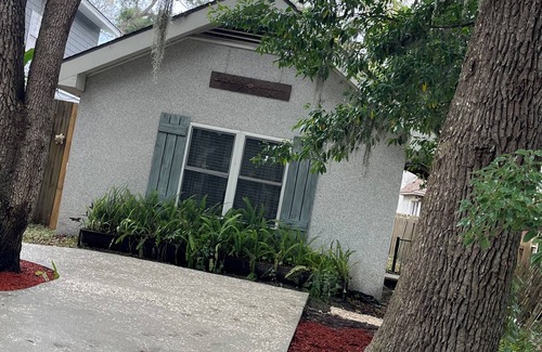Odum Casa | Quaint, quiet tabby cottage under the live oaks Mid Island St. Simons Near Food