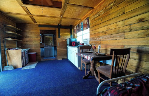 Plantersville Cabina | Quaint Rustic Comfort Cabin, Fire Pit, Lakeside & Country Views, Near Ren Fest