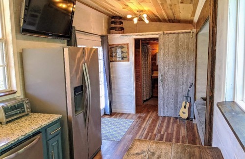 Pipe Creek Cabina | Pintoresco Tiny House Bed & Breakfast con hermosa vista del país de Texas Hill!