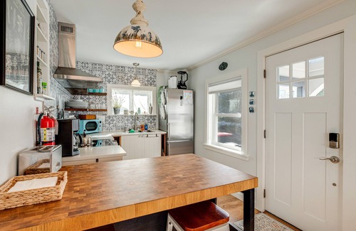 Seaside Cabaña | Quaint 'Sur La Mer' Cottage w/ Deck, Fire Pit