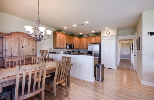 Jonestown Condominio | Quaint Villa in the Hollows Resort! Pickleball, Beach Club, 4 Pools, Hiking trails!