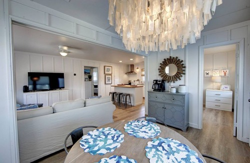 Avon Cabaña | Quaint Waterfront Cottage. Quick walk to the beach