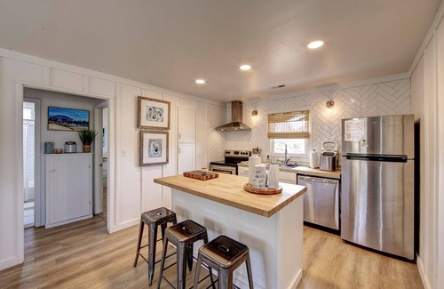 Avon Cabaña | Quaint Waterfront Cottage. Quick walk to the beach