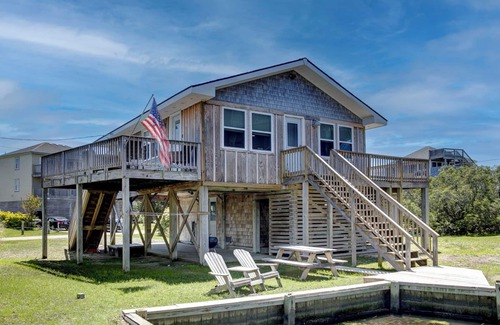 Avon Cabaña | Quaint Waterfront Cottage. Quick walk to the beach