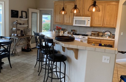 Redding Casa | Quaintly King Hideaway Close to Bethel Private Room only in House