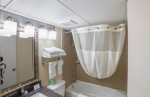 Queensgate Hotel | Quality Inn & Suites Cincinnati Downtown