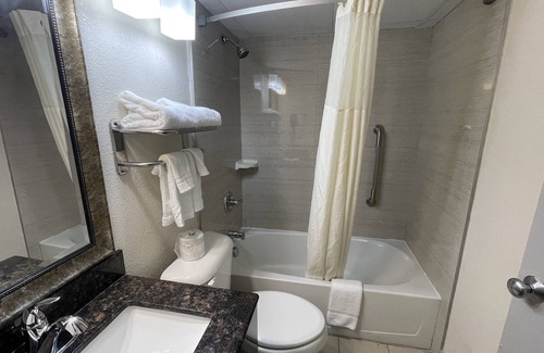 Queensgate Hotel | Quality Inn & Suites Cincinnati Downtown