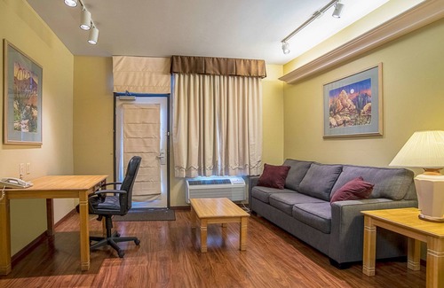 Youngtown Hotel | Quality Inn & Suites Phoenix NW - Sun City