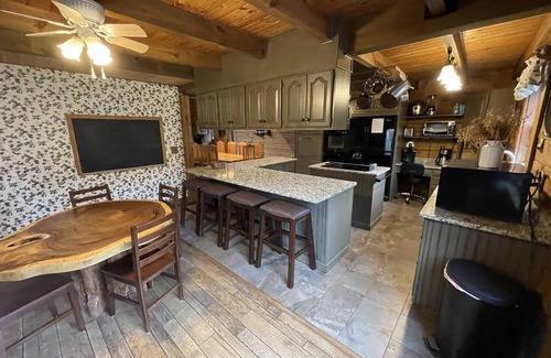 Mount Hope Cabina | ¡Tiempo de calidad juntos! Log Cabin Sleeps 25+ Kids Love It! ¡Mascotas también!