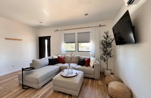 Redmond Casa | Quant Tiny Home in Downtown Redmond, Hot Tub, Private Fenced Yard, Dog Ok