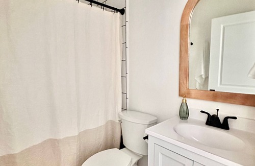 Redmond Casa | Quant Tiny Home in Downtown Redmond, Hot Tub, Private Fenced Yard, Dog Ok