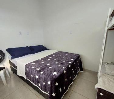 Village Casa | Quarto Casal com Solteiro - Queen's Hotel