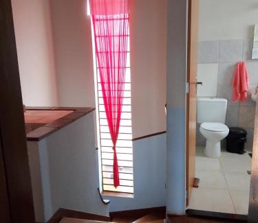 Serra Apartamento | Quarto com varanda em casa próxima a área hospitalar em BH