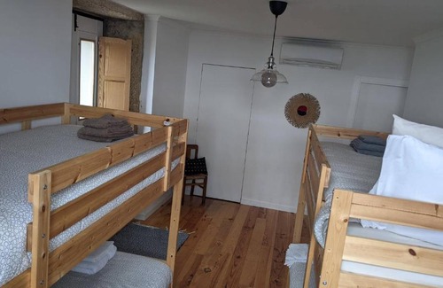 Castelo Novo Casa | Quarto privado com beliches e WC - 4 camas - Lagarto Pintado Casa n'Aldeia