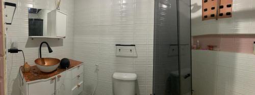 Souza Casa | Quarto triplo com banheiro em casa compartilhada COP 30