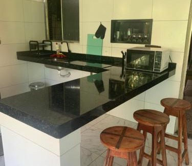 Souza Casa | Quarto triplo com banheiro em casa compartilhada COP 30
