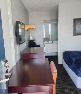 Amarillo Apartamento | Queen Bed Hotel Room 220