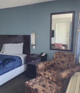 Amarillo Apartamento | Queen Bed Hotel Room 220