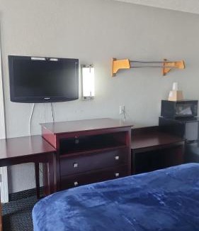 Amarillo Apartamento | Queen Bed Hotel Room 220
