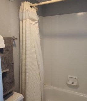 Amarillo Apartamento | Queen Bed Hotel Room 220