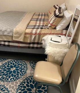 Newark Casa | Queen Bedroom @ Divine Villa and Resort 6 mins EWR Airport and 4mins to Train Station