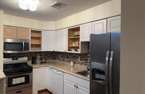 Newark Casa | Queen Bedroom @ Divine Villa and Resort 6 mins EWR Airport and 4mins to Train Station