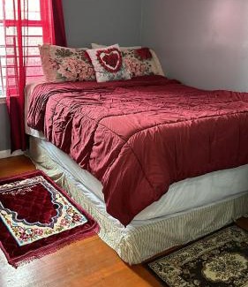 Newark Casa | Queen Bedroom @ Divine Villa and Resort 6 mins EWR Airport and 4mins to Train Station