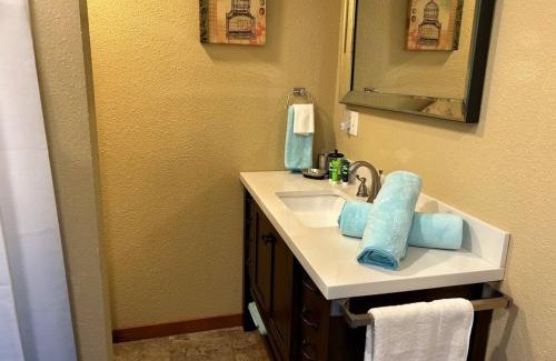 Holiday Island Casa | Queen BR home, walk to Marina, food truck, trails