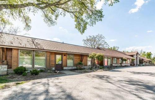 Holiday Island Casa | Queen BR home, walk to Marina, food truck, trails