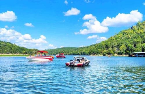 Holiday Island Casa | Queen BR home, walk to Marina, food truck, trails
