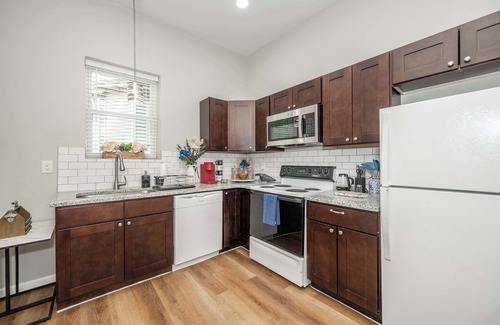 Avondale Apartamento | Queen City Retreat 1 - Cozy Home for 6 Near Attractions & Restaurants