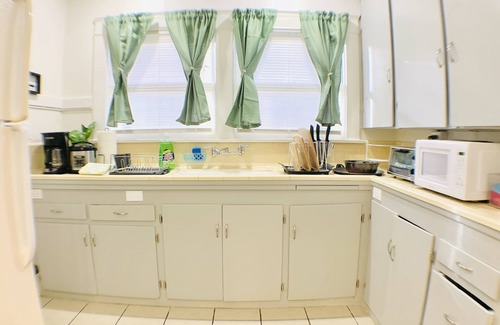 Oleander - Sunset Apartamento | Queen Full Twin Bed/Sleeps 5/Furnished Private APT/In-Unit Washer Dryer/65" HDTV