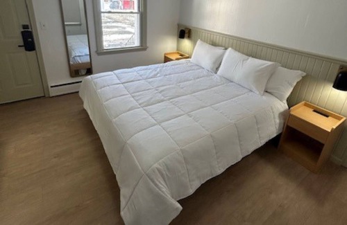 Watkins Glen Casa | Queen Motel Room - NQM