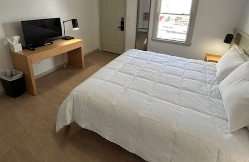 Watkins Glen Casa | Queen Motel Room - NQM