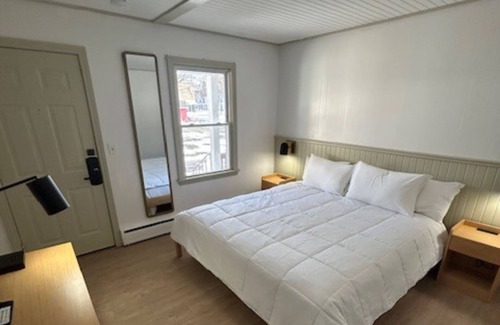 Watkins Glen Casa | Queen Motel Room - NQM