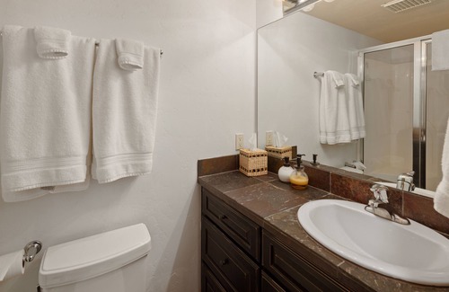 Olney Hotel | Queen - Queen bedroom with private bathroom, mini fridge