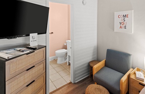 Carolina Beach Hotel | Queen Room Hotel- 2 Pools, Near Beach/Boardwalk, No Pets Allowed