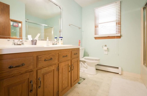 Glastonbury Casa | Habitación Queen con baño privado, nevera y microondas
