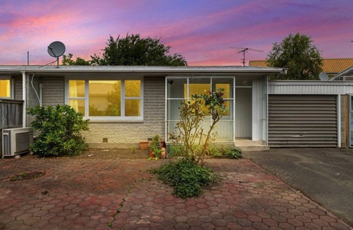 Riccarton Casa | Queen Size Bedroom Near Hagley Park sharing kitchen & Bathroom with host & guest