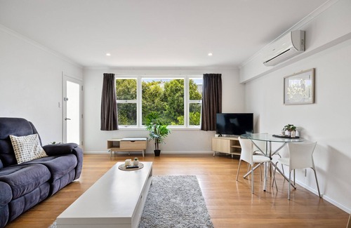 Riccarton Casa | Queen Size Bedroom Near Hagley Park sharing kitchen & Bathroom with host & guest